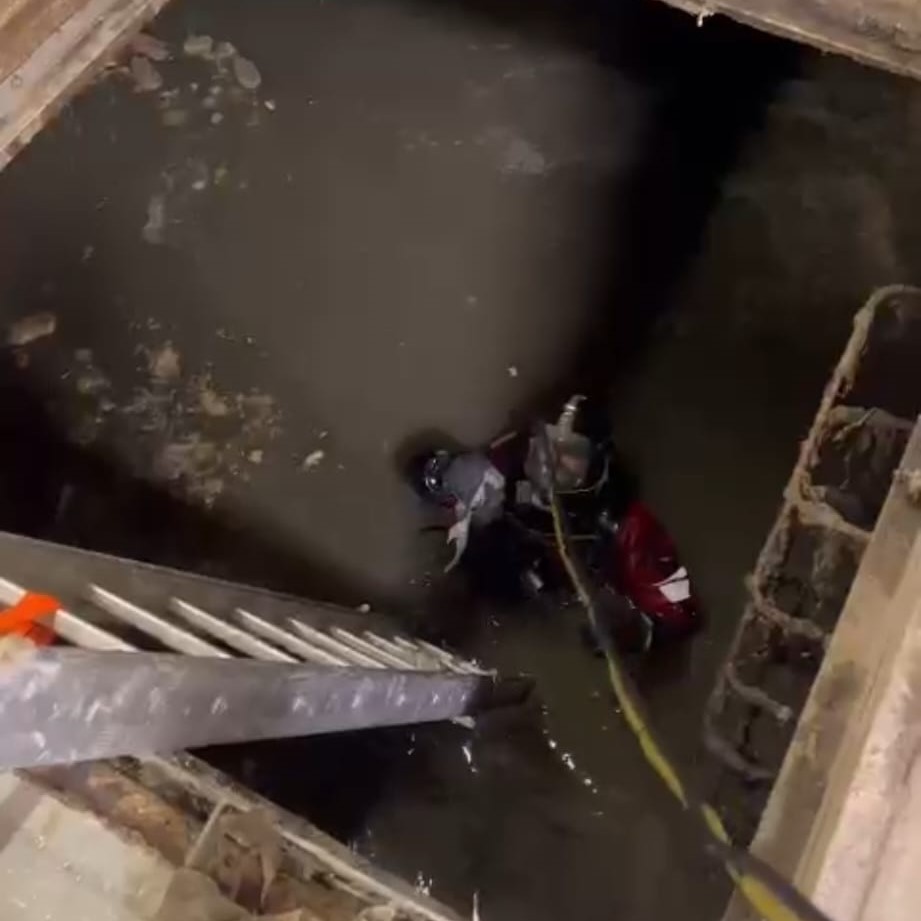Viemärisukeltaja suorittamassa tarkastusta viemäriverkostossa